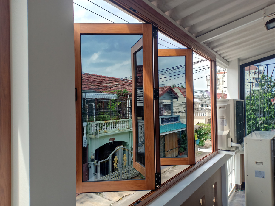 Aluminum glass
